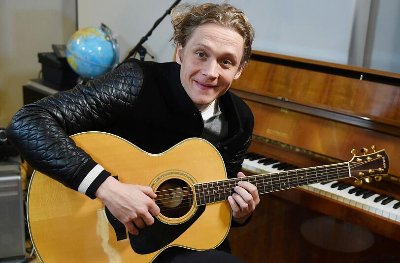 Matthias Schweighöfer hat für seinen Film "Der Nanny" den Titelsong selbst gesungen. Er spielt auch Gitarre und Klavier und überlegt nun, ob er ein Album produziert.