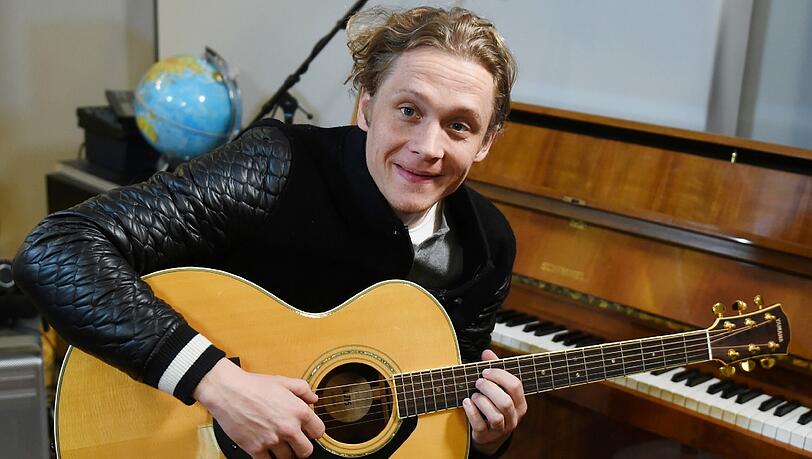 Matthias Schweighöfer hat für seinen Film "Der Nanny" den Titelsong selbst gesungen. Er spielt auch Gitarre und Klavier und überlegt nun, ob er ein Album produziert. Matthias Schweighöfer hat für seinen Film "Der Nanny" den Titelsong selbst gesungen. Er spielt auch Gitarre und Klavier und überlegt nun, ob er ein Album produziert.