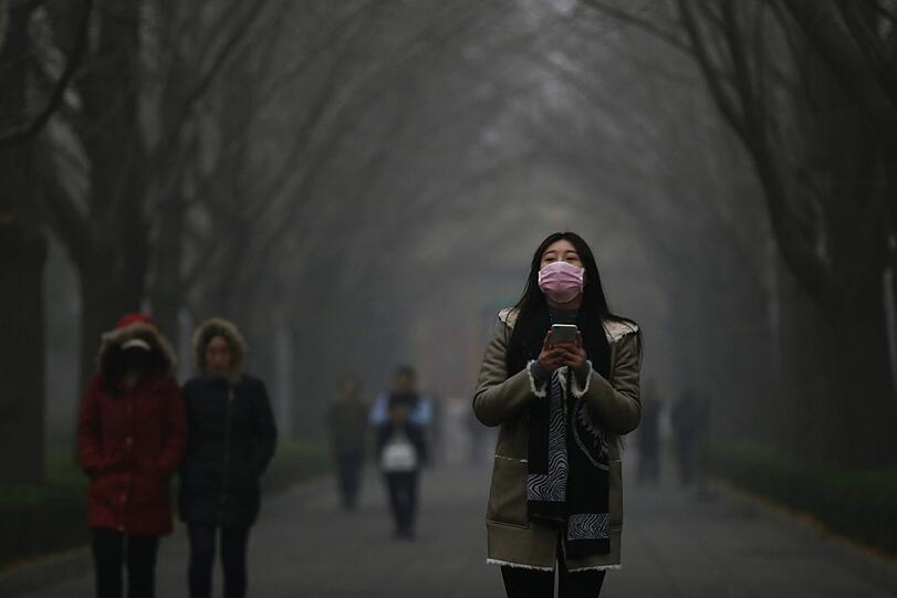Selbst beim Gang durch den Park ist wegen der Luftverschmutzung in China eine Atemschutzmaske erforderlich.