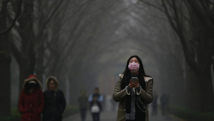 Selbst beim Gang durch den Park ist wegen der Luftverschmutzung in China eine Atemschutzmaske erforderlich. Selbst beim Gang durch den Park ist wegen der Luftverschmutzung in China eine Atemschutzmaske erforderlich.