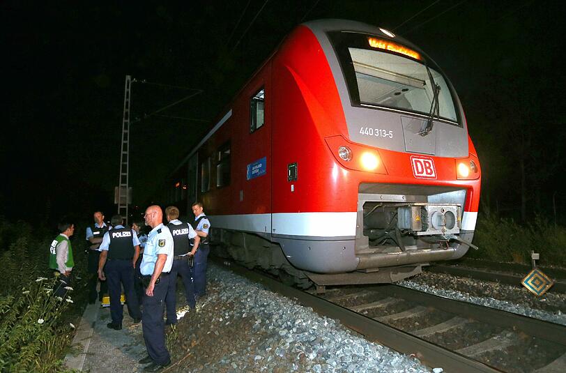 Ein 17-jähriger Afghane hat am Montagabend 21 Menschen in einem Regionalzug angegriffen. Die Bilder vom Tatort.