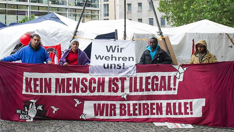 Flüchtlinge protestieren am 24.06.2013 am Rindermarkt mit einem Hungerstreik für die Anerkennung ihrer Asylanträge. Flüchtlinge protestieren am 24.06.2013 am Rindermarkt mit einem Hungerstreik für die Anerkennung ihrer Asylanträge.