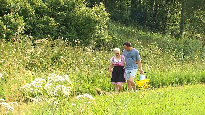 Schäfer Rainer und Heike machen sich auf dem Weg zu einem Picknick.