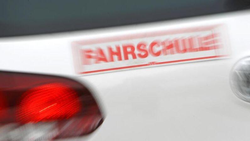 Ein Fahrschulauto. Foto: Jan Woitas/Archiv