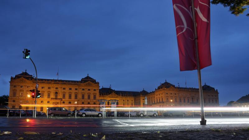Die Fahne des Mozartfestes und Lichter von vorbeifahrenden Autos sind vor der Residenz in Würzburg zu sehen. Foto: K.-J. Hildenbrand/Archiv Die Fahne des Mozartfestes und Lichter von vorbeifahrenden Autos sind vor der Residenz in Würzburg zu sehen. Foto: K.-J. Hildenbrand/Archiv