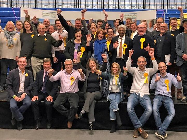 Die britischen Liberaldemokraten feiern nach der Auszählung der Stimmen der Kommunalwahlen.