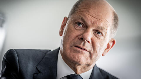 Bundeskanzler Olaf Scholz (SPD) in seinem Büro im Bundeskanzleramt.