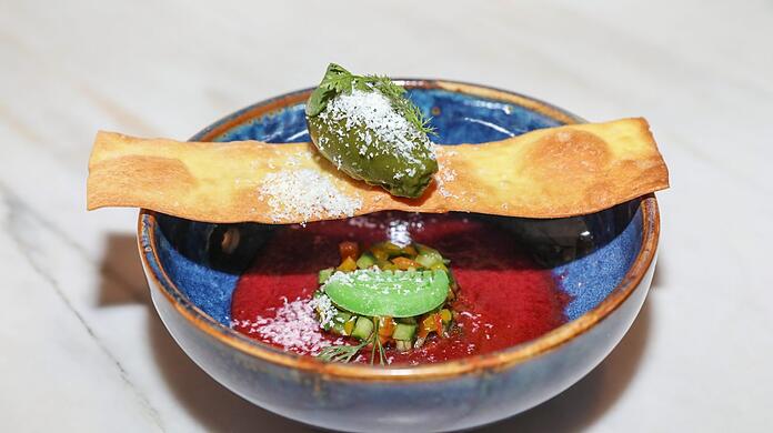 Die Gazpacho mit Kirsche