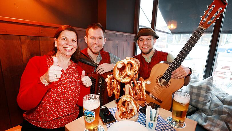 Die Musikantin Traudi Siferlinger hat extra einen Stiftl-Stehausschank-Kanon mitgebracht. Die Musikantin Traudi Siferlinger hat extra einen Stiftl-Stehausschank-Kanon mitgebracht.