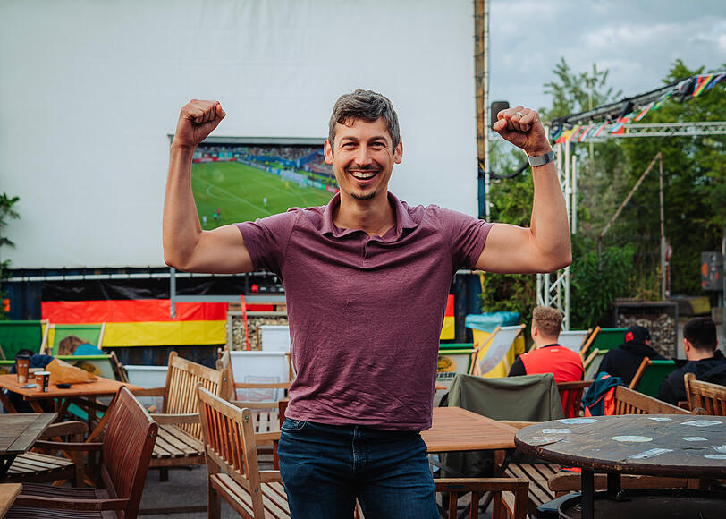Josef freut sich ganz besonders &uuml;ber die R&uuml;ckkehr seines Heimatlandes auf die gro&szlig;e Fu&szlig;ballb&uuml;hne.