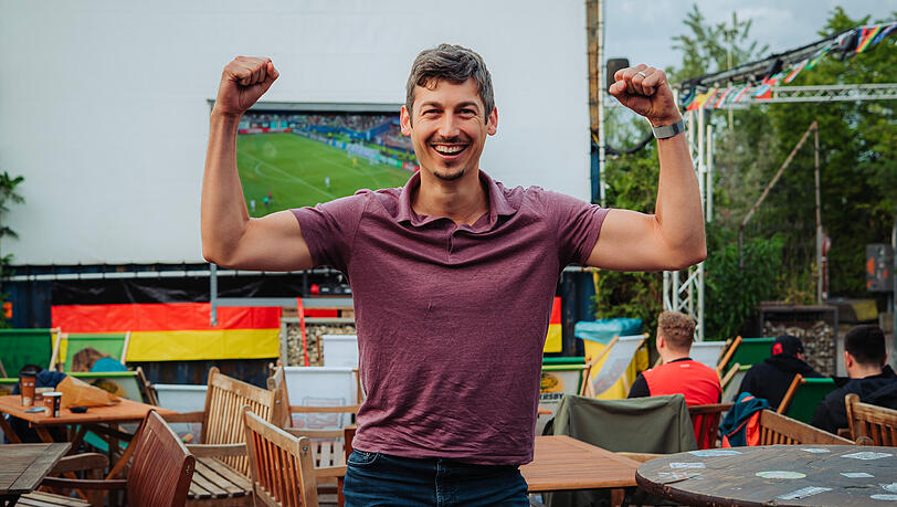 Josef freut sich ganz besonders über die Rückkehr seines Heimatlandes auf die große Fußballbühne. Josef freut sich ganz besonders über die Rückkehr seines Heimatlandes auf die große Fußballbühne.