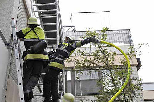 Die Münchner Feuerwehrler beim Einsatz der Löschlanze
