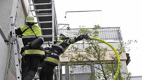 Die Münchner Feuerwehrler beim Einsatz der Löschlanze Die Münchner Feuerwehrler beim Einsatz der Löschlanze