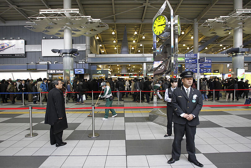Mega-Erdbeben in Japan. Eine Ölraffinerie und ein Atomkraftwerk stehen in Flammen. Der Geologische Dienst der USA gab die Stärke des Bebens mit 8,9
an.