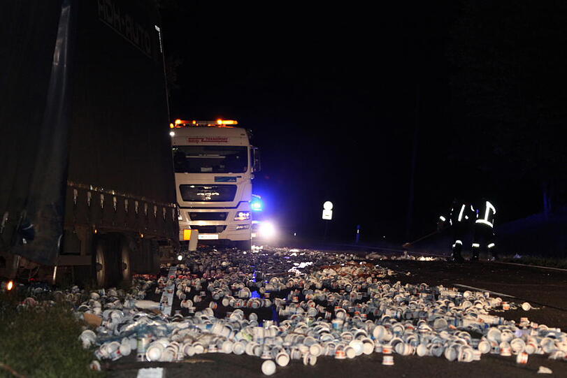 Vorsicht Joghurtbecher! Etwa vier Stunden war die B12 Richtung München gesperrt, weil ein Lkw nach einem Unfall seine Ladung verloren hat.