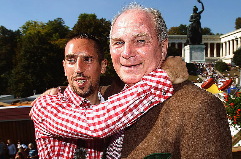 Franck Ribéry und Uli Hoeneß beim Wiesn-Besuch des FC Bayern.