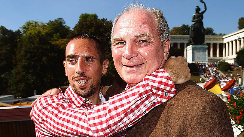 Franck Ribéry und Uli Hoeneß beim Wiesn-Besuch des FC Bayern. Franck Ribéry und Uli Hoeneß beim Wiesn-Besuch des FC Bayern.