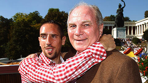 Franck Ribéry und Uli Hoeneß beim Wiesn-Besuch des FC Bayern.