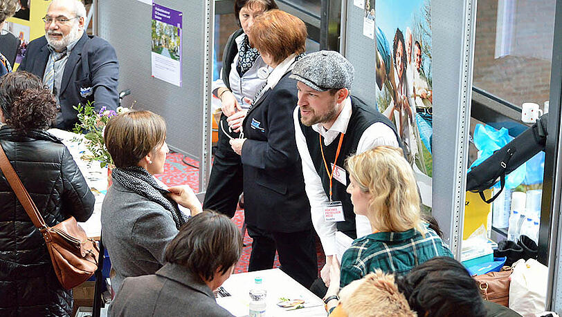 Sie wollen sich ehrenamtlich engagieren, wissen aber nicht wie? Kein Problem: Am Sonntag stellen sich im Gasteig 80 Initiativen vor. Sie wollen sich ehrenamtlich engagieren, wissen aber nicht wie? Kein Problem: Am Sonntag stellen sich im Gasteig 80 Initiativen vor.