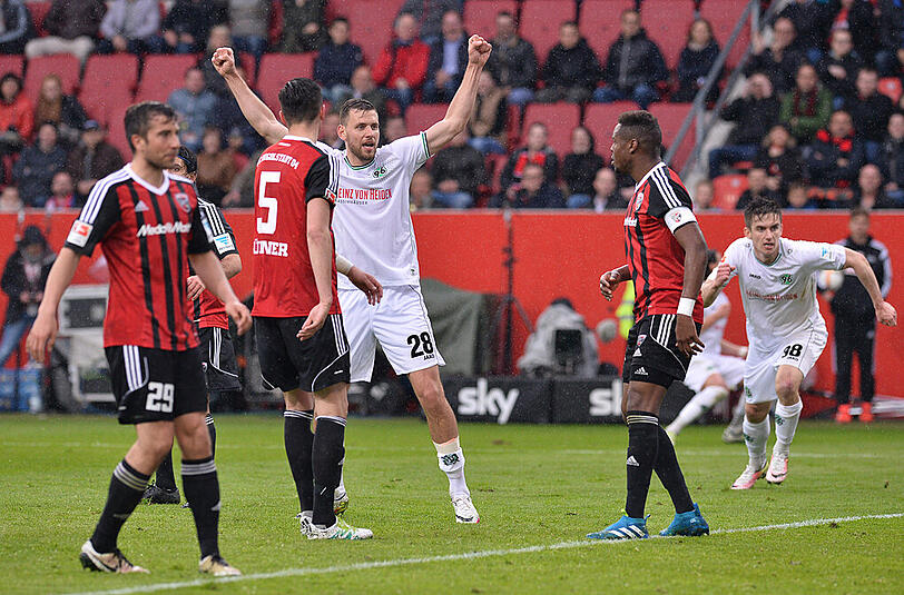 Hannovers Adam Szalai jubelt nach dem Treffer seines Mannschaftskameraden Kiyotake zum 2:2 in Ingolstadt. Die 96er dürfen weiter auf ein Wunder hoffen.