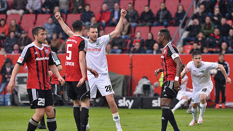 Hannovers Adam Szalai jubelt nach dem Treffer seines Mannschaftskameraden Kiyotake zum 2:2 in Ingolstadt. Die 96er dürfen weiter auf ein Wunder hoffen. Hannovers Adam Szalai jubelt nach dem Treffer seines Mannschaftskameraden Kiyotake zum 2:2 in Ingolstadt. Die 96er dürfen weiter auf ein Wunder hoffen.