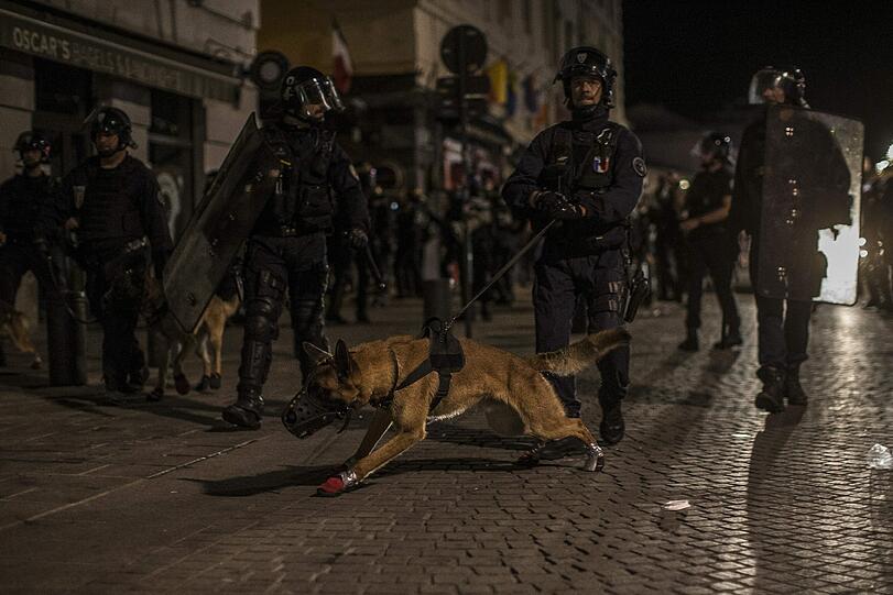 Nach dem EM-Spiel der Russen gegen England kommt es zu heftigen Ausschreitungen. Die schockierenden Bilder aus Marseille.
