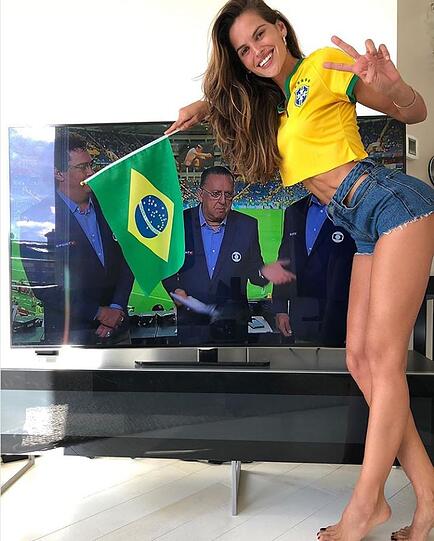 Kevin Trapps Freundin Izabel Goulart posiert in knappen Shorts und mit Bauchfrei-Trikot. Das brasilianische Model schaut das Spiel Brasilien gegen die Schweiz.
