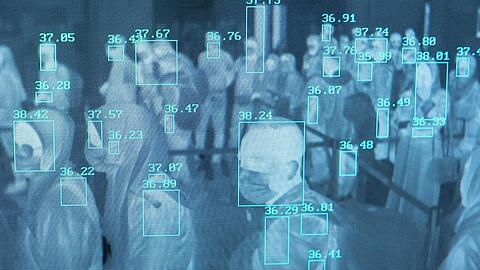 Passagiere bekommen bei ihrer Ankunft im indonesischen Flughafen Aceh Besar einen Temperatur-Scan &ndash; eine Maßnahme, um das Corona-Virus früh zu erkennen.