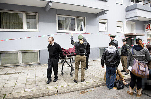 Das Opfer Sampre B. (&dagger; 29) wird in einem Leichensack aus dem Haus in Reginfriedstraße 2 getragen und in die Gerichtsmedizin gebracht.