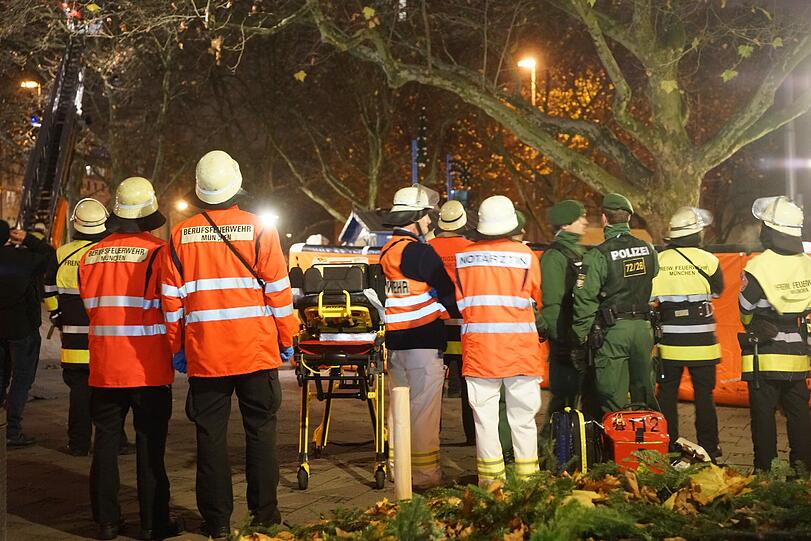 Das Lager der Flüchtlinge am Sendlinger Tor Platz wird von Einsatzkräften geräumt - die Bilder!