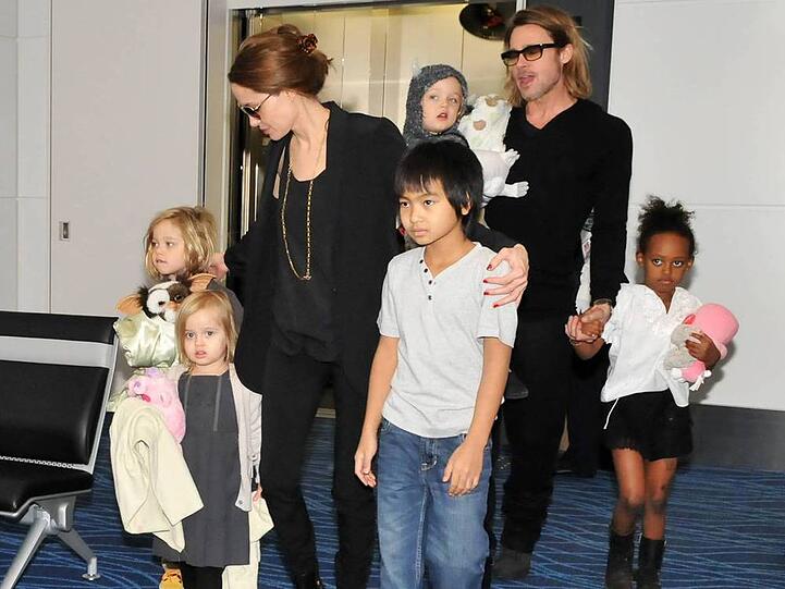 2005 sollen Angelina Jolie und Brad Pitt am Set von "Mr.& Mrs. Smith" eine Affäre begonnen haben, aus der dann schnell eine Großfamilie wurde: Am 27. Mai 2006 wurde die erste gemeinsame Tochter der beiden Stars geboren, Shiloh Jolie-Pitt. Nach zwei Adoptionen brachte Angelina Jolie 2008 zwei weitere gemeinsame Kinder, die Zwillinge Knox Léon und Vivienne Marcheline, zur Welt. Erst 2014 heiratete das Paar - und zwei Jahre später ging die Ehe in die Brüche.