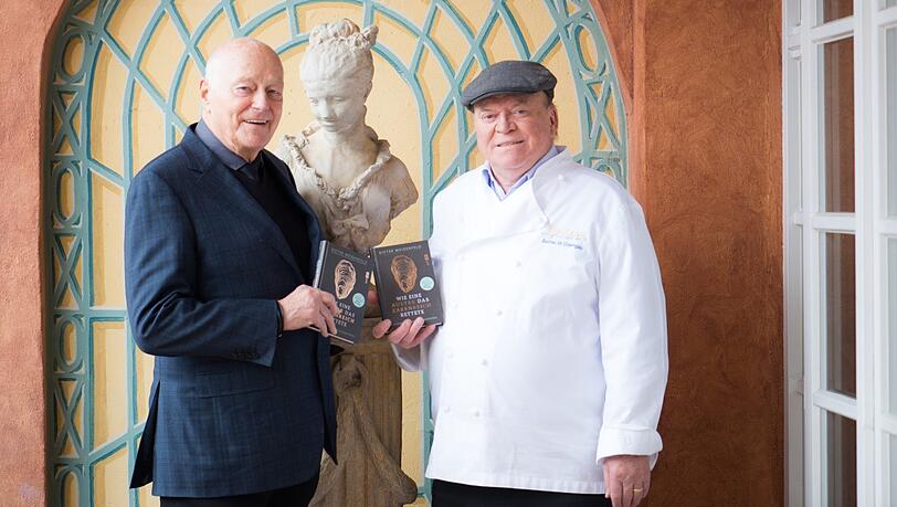 Das gemeinsame Werk in den Händen: Dieter Weidenfeld und Heinz Winkler (rechts) mit "Wie eine Auster das Zarenreich rettete".