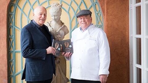 Das gemeinsame Werk in den Händen: Dieter Weidenfeld und Heinz Winkler (rechts) mit "Wie eine Auster das Zarenreich rettete".