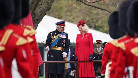 Der britische König Charles III. und Königsgemahlin Camilla während einer Zeremonie im Buckingham Palace.