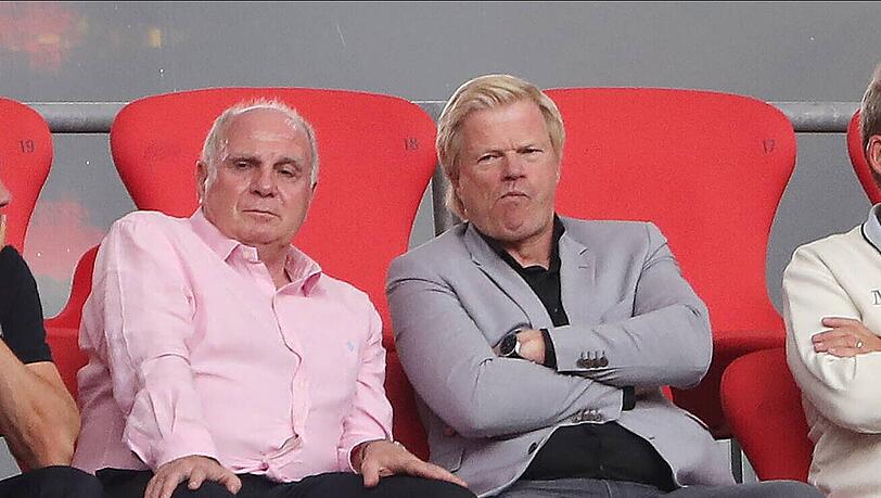 Uli Hoeneß und Oliver Kahn schauten sich im Juli 2021 ein Testspiel des FC Bayern an.