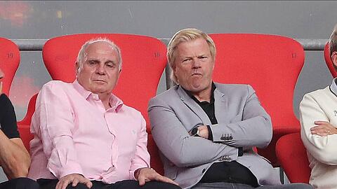 Uli Hoeneß und Oliver Kahn schauten sich im Juli 2021 ein Testspiel des FC Bayern an.