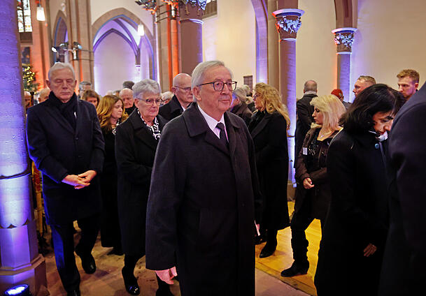 Jean-Claude Juncker (M), ehemaliger Präsident der Europäischen Kommission, geht nach dem Gottesdienst bei der Trauerfeier für Wolfgang Schäuble aus der Kirche.