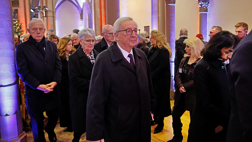 Jean-Claude Juncker (M), ehemaliger Präsident der Europäischen Kommission, geht nach dem Gottesdienst bei der Trauerfeier für Wolfgang Schäuble aus der Kirche. Jean-Claude Juncker (M), ehemaliger Präsident der Europäischen Kommission, geht nach dem Gottesdienst bei der Trauerfeier für Wolfgang Schäuble aus der Kirche.