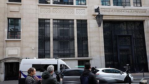 Bei einem Anschlagsversuch auf eine US-Bank in Paris ist ein Verd&auml;chtiger auf frischer Tat festgenommen worden.