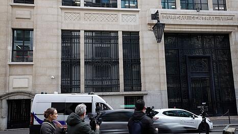 Bei einem Anschlagsversuch auf eine US-Bank in Paris ist ein Verd&auml;chtiger auf frischer Tat festgenommen worden.
