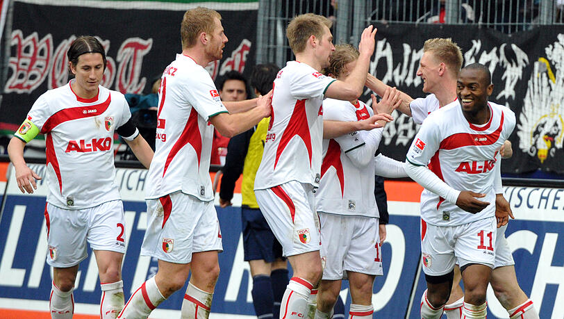 Der FC Augsburg bleibt auf Kurs Richtung Fußball-Bundesliga. Der FC Augsburg bleibt auf Kurs Richtung Fußball-Bundesliga.