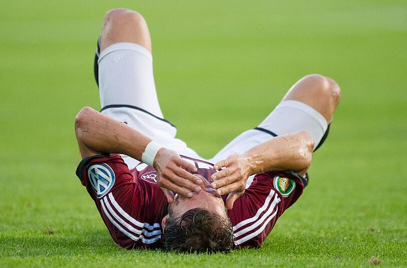 Der Nürnberger Markus Feulner kann das erneute Pokal-Aus in der ersten Runde nicht fassen.