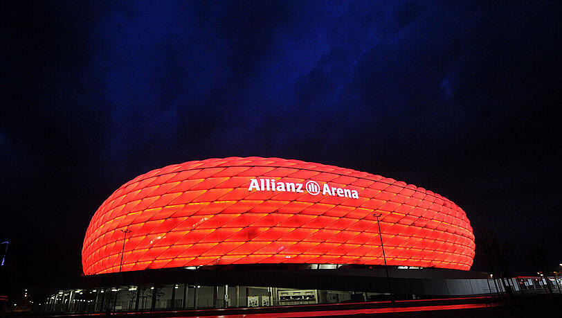 Die Allianz Arena leuchtet rot: So lieben es die Bayern-Fans. Die Allianz Arena leuchtet rot: So lieben es die Bayern-Fans.