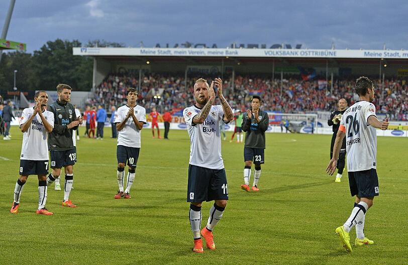 Die Löwen verabschieden sich nach dem Spiel gegen Heidenheim von ihren Fans.