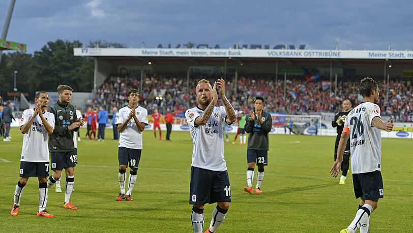 Die Löwen verabschieden sich nach dem Spiel gegen Heidenheim von ihren Fans. Die Löwen verabschieden sich nach dem Spiel gegen Heidenheim von ihren Fans.