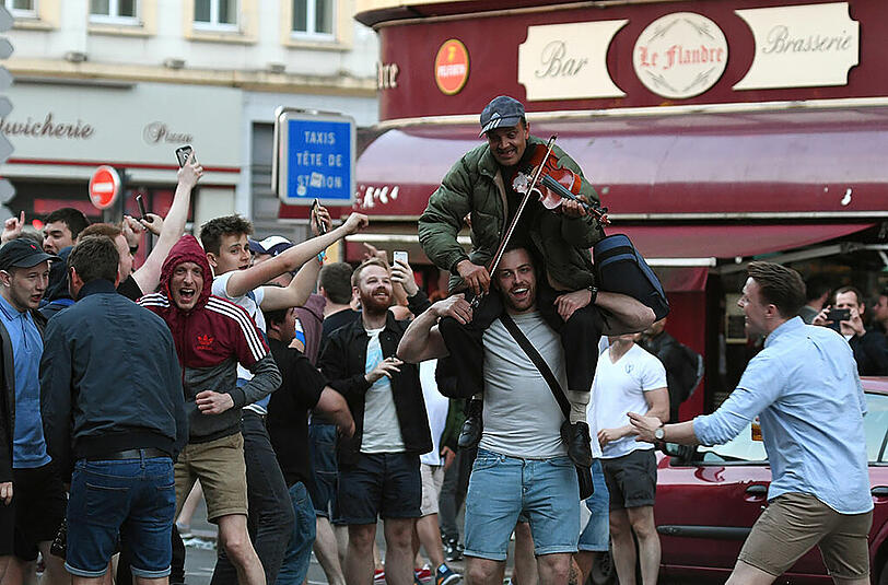 Impressionen: Friedliche Feiern und gewaltsame Proteste in Lille.