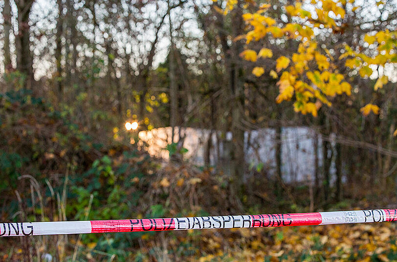 Bilder vom Tatort in Langwied. In einer Keller-Ruine wurde die Leiche einer Frau gefunden. Die Beamten gehen bereits am Montag davon aus, dass es sich um die vermisste Aline Körner handelt.