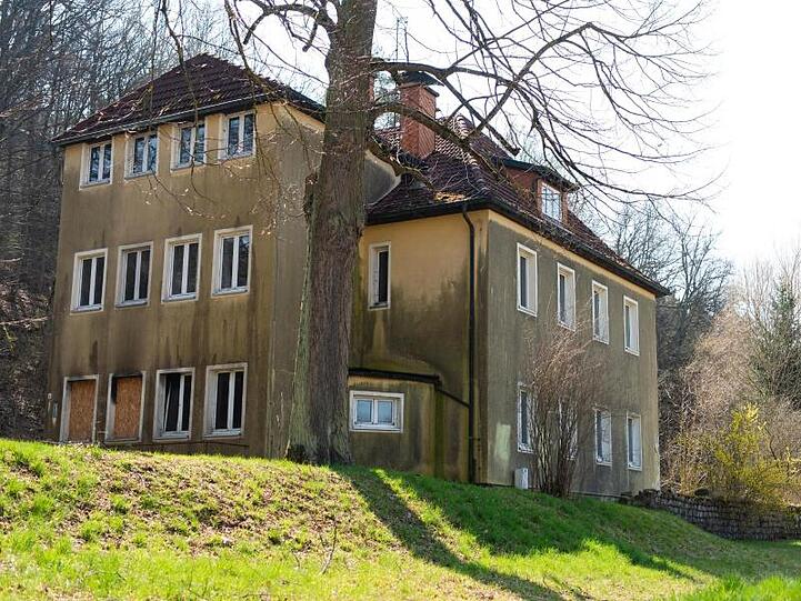 Ein leerstehendes ehemaliges Schulgebäude außerhalb der Ortschaft von Weismain in Bayern. Foto: Nicolas Armer