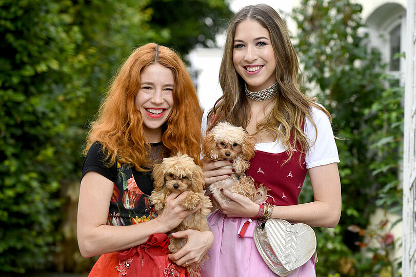 Laura und  Alana Siegel (Frau und Tochter von Ralph Siegel) mit den Hunden Wurli und Burli ( 5 Monate alt ).