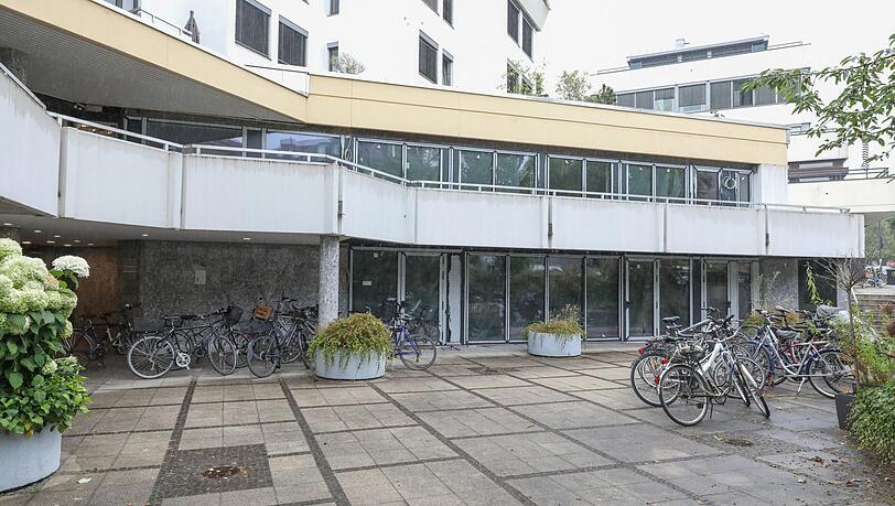 Keine Spur von luxuriösen Speisen: Hier wollte der Fernsehkoch ein Restaurant eröffnen. Statt Tischen stehen nur Räder herum.